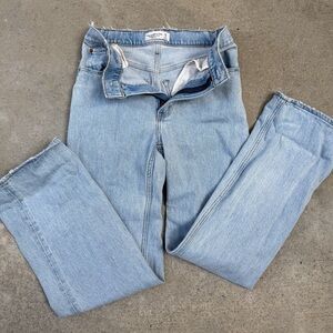 25 / 0s Abercrombie & Fitch The 90’s Relaxed High Rise Jean